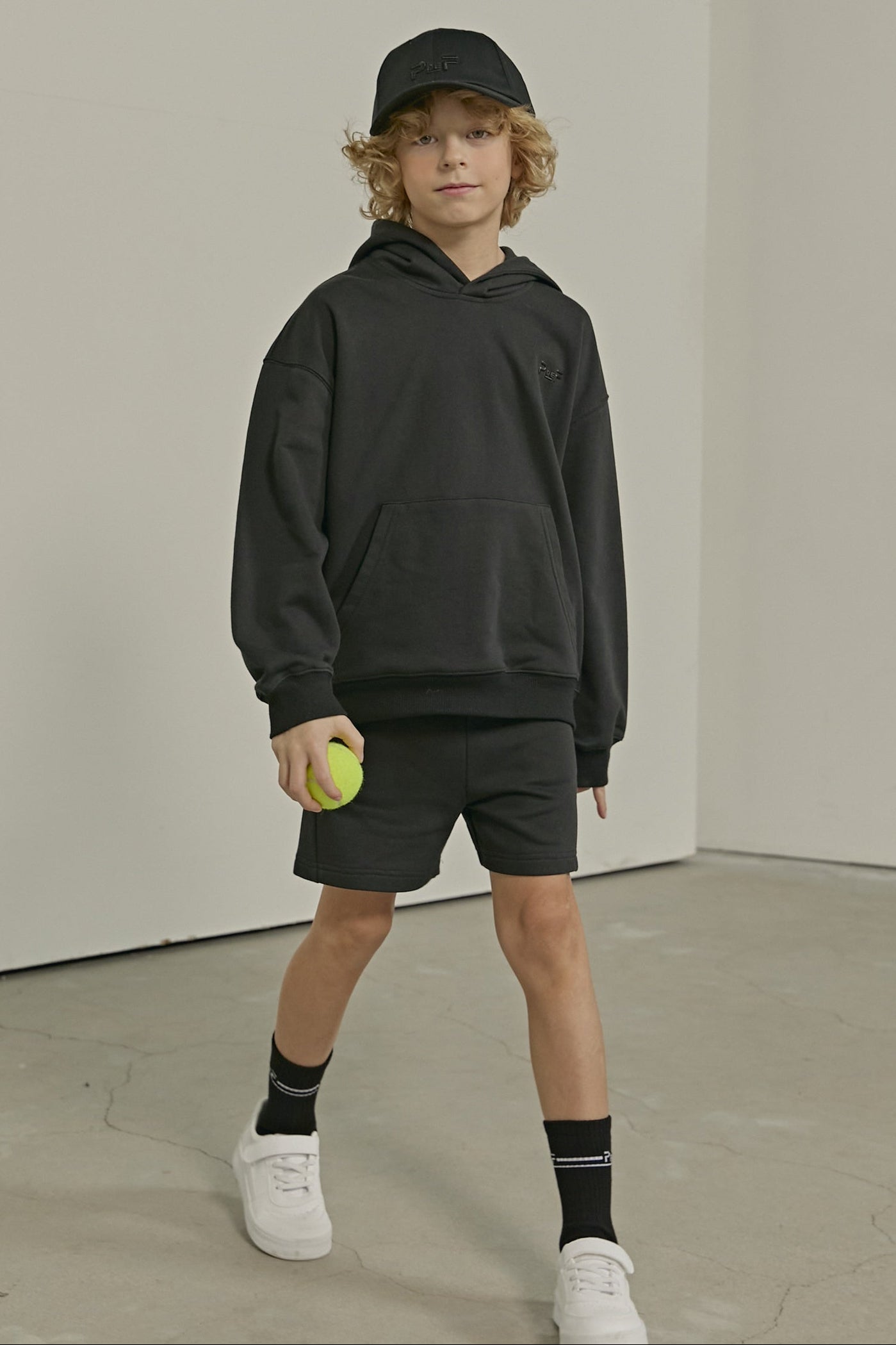 PDF1161 Vive Shorts - Black - Walking | color-black
